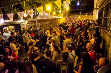 Hıdırellez bahar festivali insanlar sokaklarda dans