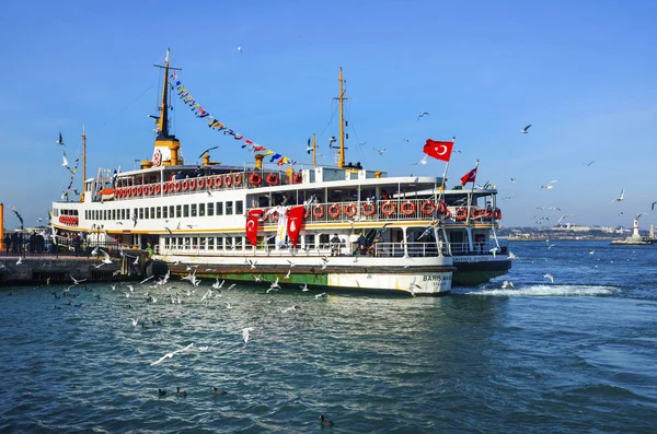 Παλιά προβλήτα φέρι του Kadikoy προσφέρουν και Ferry Κωνσταντινούπολη — Φωτογραφία Αρχείου