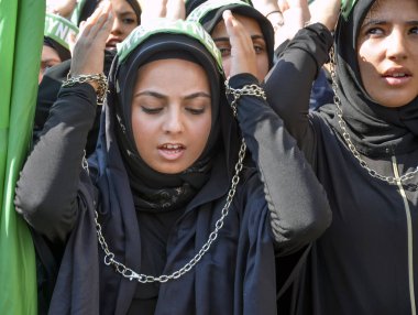 Şii Müslüman kadınlar Aşure sırasında yas 