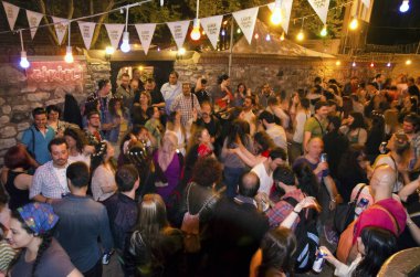 Hıdırellez bahar festivali insanlar sokaklarda dans