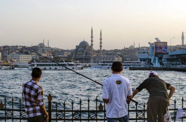 Karşı kıyıda Yeni Camii Istanbul manzara