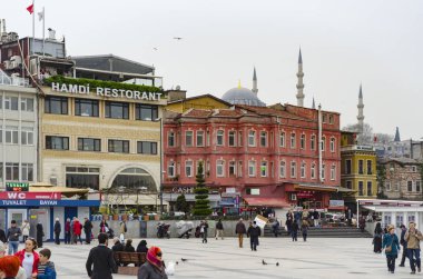 Binaların çevresinde tarihi cami ve insanlar seyahat