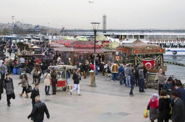 Eminönü ızgara balık sandviç yeme