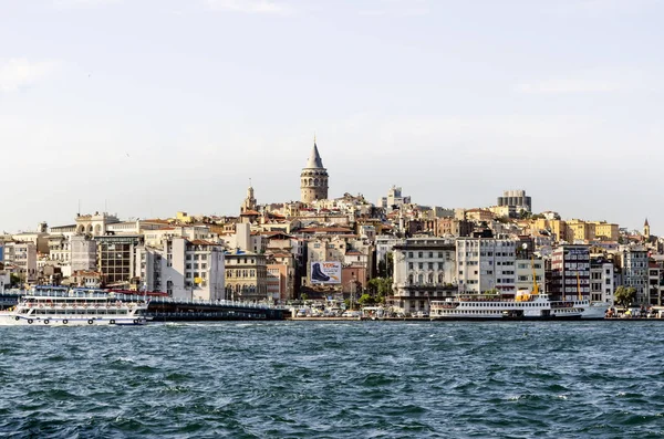 Eski Kadıköy Vapur İskelesi ve Istanbul feribot — Stok fotoğraf