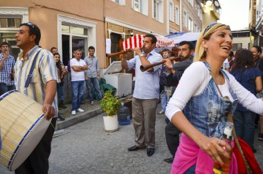 Hıdırellez bahar festivali insanlar sokaklarda dans