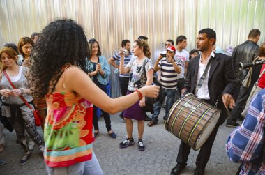 Hıdırellez bahar festivali insanlar sokaklarda dans