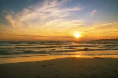 Sahilde denize günbatımı 