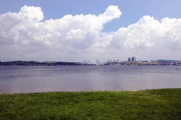 Lake white clouds and green fields landscape — Stock Photo, Image