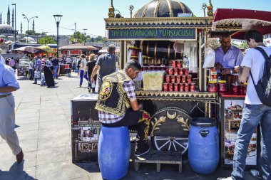 Seyyar satıcı, çeşitli meyve ve sebze geleneksel Türk turşu