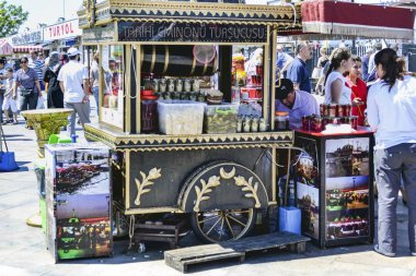 Seyyar satıcı, çeşitli meyve ve sebze geleneksel Türk turşu