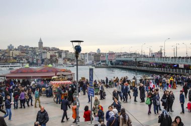 Eminönü ızgara balık sandviç yeme