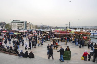 Eminönü ızgara balık sandviç yeme