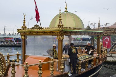 Eminönü ızgara balık sandviç yeme