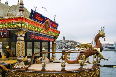 Eminönü ızgara balık sandviç yeme