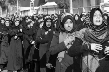 Şii Müslüman kadınlar zincirleme ellerini tutun.