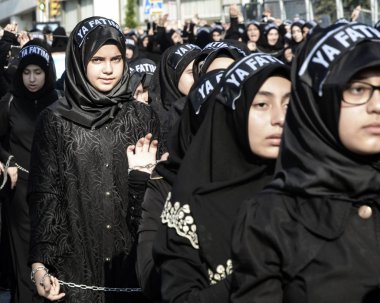 Şii Müslüman kadınlar zincirleme ellerini tutun.