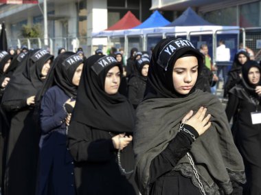 Türk Şii kızlar alır parçası bir Aşure geçit