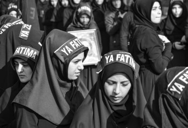 Türk Şii kızlar alır parçası bir Aşure geçit