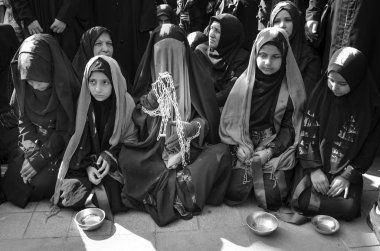 Şii Müslüman kadınlar Aşure törenleri sırasında yas