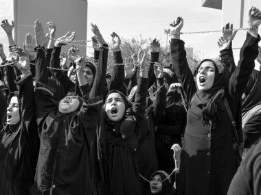 Şii Müslüman kadınlar İslam sloganlar Aşure alay Not