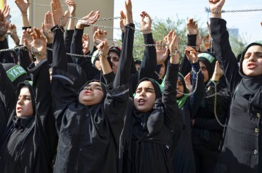 Şii Müslüman kadınlar İslam sloganlar Aşure alay Not