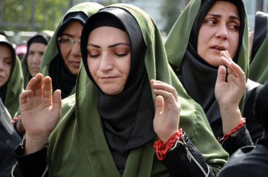 Şii Müslüman kadınlar Aşure sırasında yas 