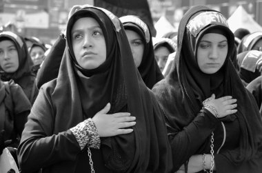 Şii Müslüman kadınlar Aşure sırasında yas 