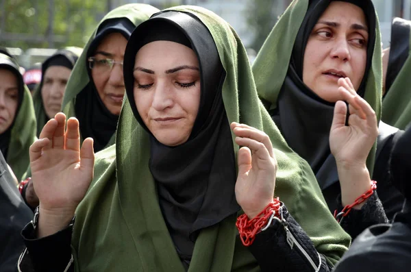 Şii Müslüman kadınlar Aşure sırasında yas 