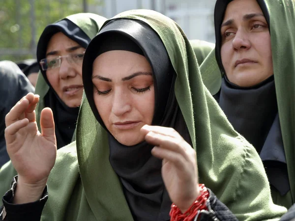 Shia muslimska kvinnor sörjer under Ashura ceremonier — Stockfoto