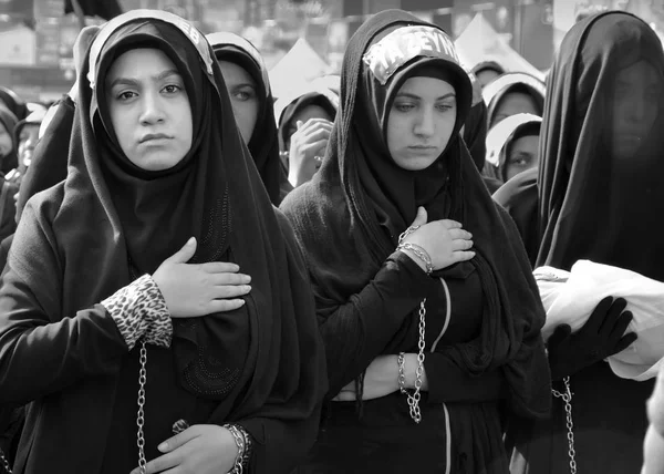 Les femmes musulmanes chiites pleurent pendant l'Ashura — Photo