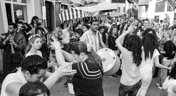 Hidrellez Frühlingsfest Menschen tanzen auf den Straßen — Stockfoto