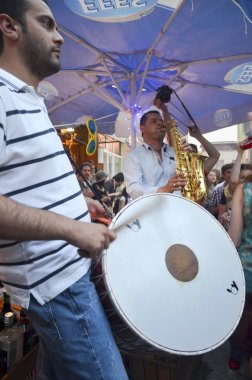 Hıdırellez bahar festivali insanlar sokaklarda dans