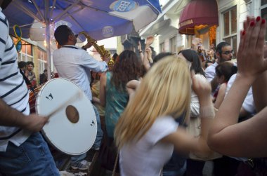 Hıdırellez bahar festivali insanlar sokaklarda dans