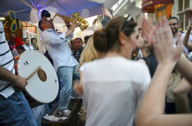 Hıdırellez bahar festivali insanlar sokaklarda dans