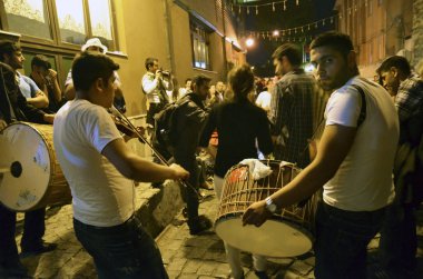 Hıdırellez bahar festivali insanlar sokaklarda dans