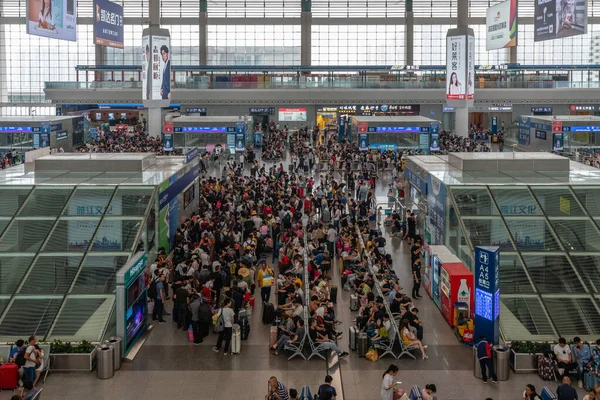 Passagiere in einem belebten Bahnhof in China — Stockfoto