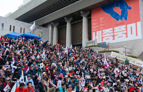 Lidé, kteří se účastní protestu v Soulu — Stock fotografie