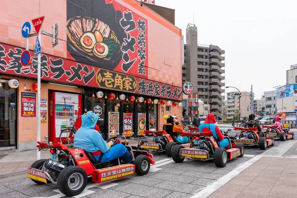 Turistas dirigindo go-kart na rua de Tóquio — Fotografia de Stock