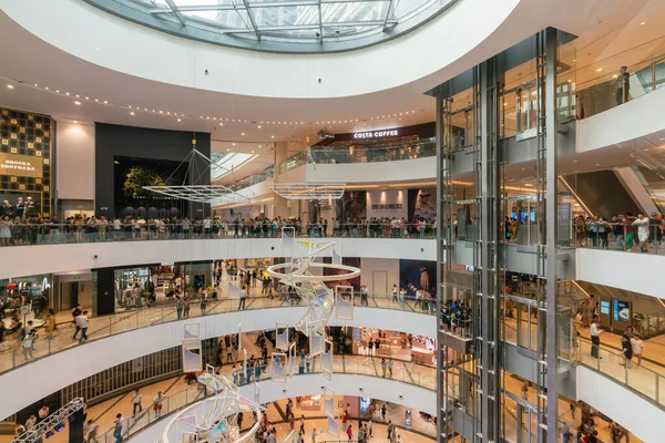 Mensen in een modern winkelcentrum in China — Stockfoto