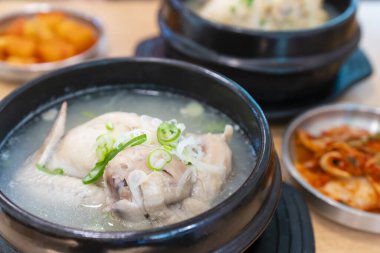 Kore ginseng tavuk çorbasının yakın plan görüntüsü