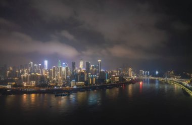 Chongqing, Çin - Bölüm 1, 2019: Geceleri Chongqing şehrinin havadan görünüşü