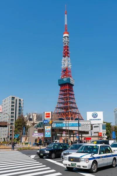 Вид на башню Токио и такси в Японии — стоковое фото