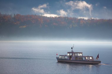 Göl ile sis - Hallstatt kayıkta, Avusturya