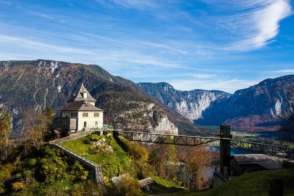 Casa Sulla Collina Con Cielo Blu Montagna Hallstatt Austria — Foto Stock