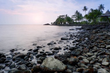 Denizde Tayland'da sabah güneşi. Büyük kayalar smoo yapıştırma