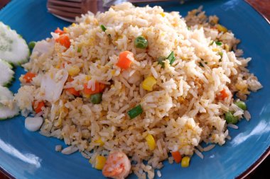 Ev yapımı Fried rice ile sebze, kalamar, karides ve tavuk yumurta