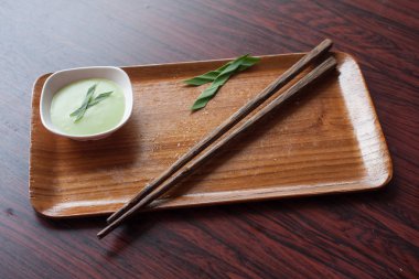 Boş ahşap plaka ve chopsticks ahşap arka plan üzerinde