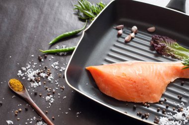 Çiğ somon filetosu. 