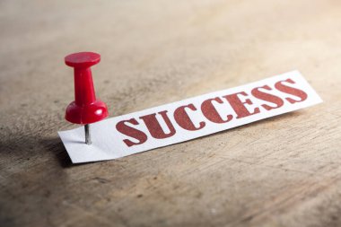 Kağıt bu başarıyı kırmızı iğne ile yazar. -iş kavramı