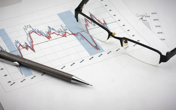 Очки и карандаш: Диаграммы анализа и графики успеха продаж — стоковое фото